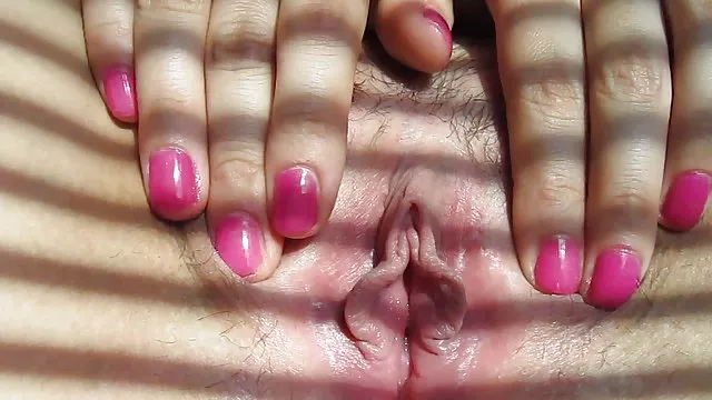 دختری را با شکاف روی زیر شلوار خود در حمل و نقل سکس حشری وحشی با دوربین خود روشن کردم