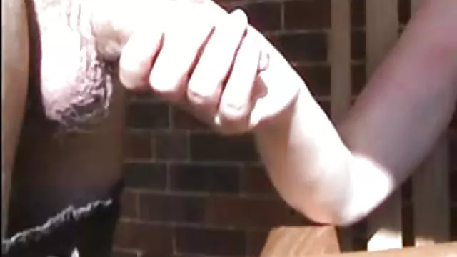 دختر حشری چت با یک اسباب بازی صورتی استرس را از دست داد