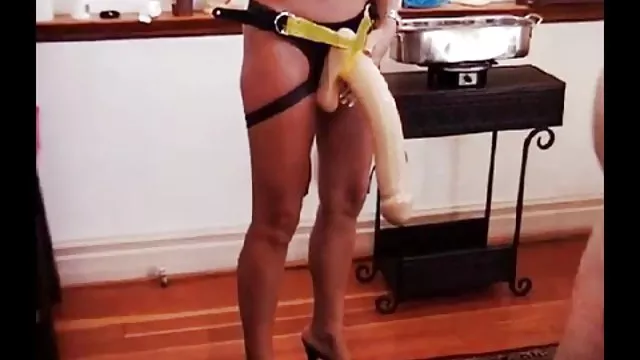 سکس پرشور در زیر دوجنسه حشری باران در زیر یک چتر