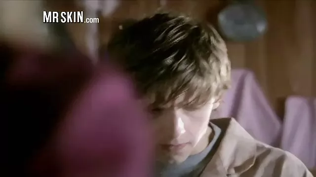 ماساژ حشری زن زیبایی رمانتیک توسط شومینه