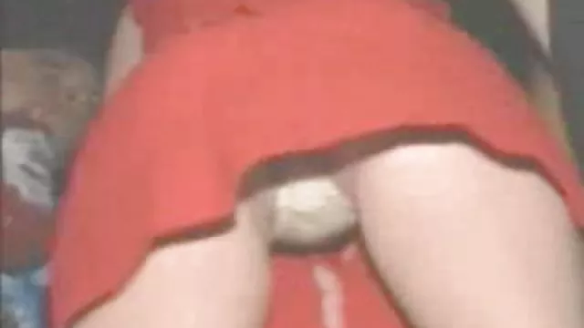 مرد بالغ یک همسایه جوان حشری سکس را لگد می زند