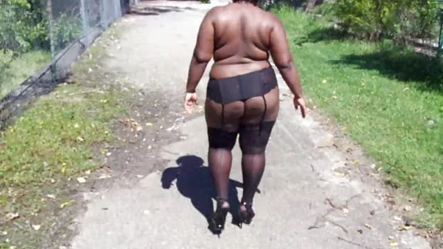 مردی حشری چت دختر جوان معصوم را اغوا می کند