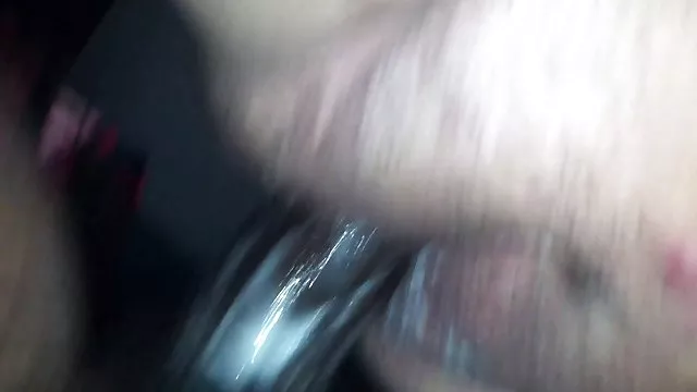 آبنوس بزرگ شاخه های الاغ را روی دیک کاشت سکس زن حشری