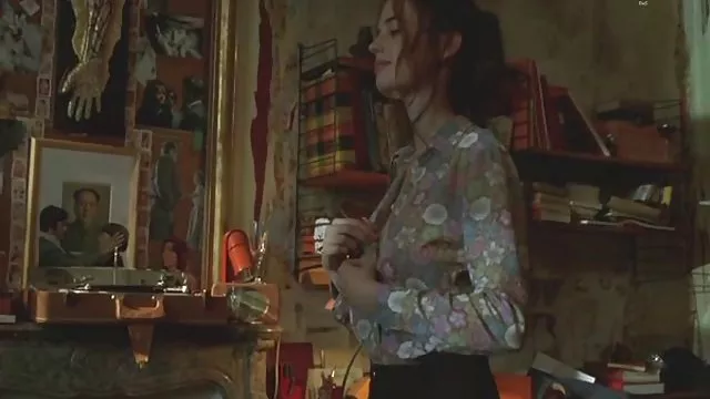 زن عاشق دوجنسه حشری نشان دادن موهای مودار خود در ملاء عام است