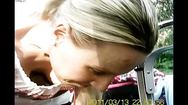 وی فاحشه جوانی را زن حشری به خانه دعوت كرد و روی مبل فاسد شد