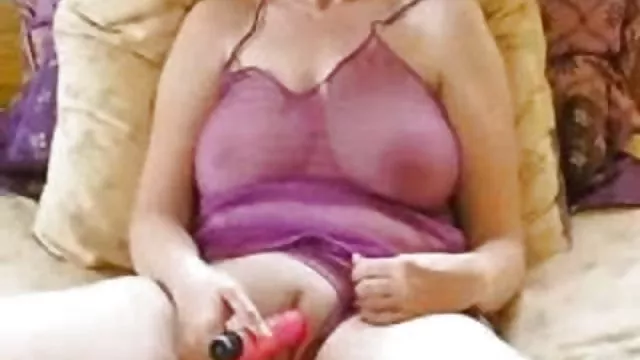 الیزابت ساک می زند و مردی را در اتاق دوربین حشریسکس می دهد