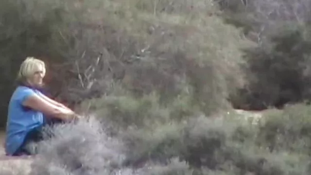 سریع از ترس اینکه وارد اتاق قفل سایت سکسی حشری شوند ، سریع لباس را عوض کرد