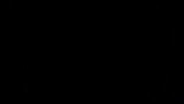 با برداشتن لباس سفید ، جوجه بلوند خود را روی دیک مصنوعی باسن حشری می کشد