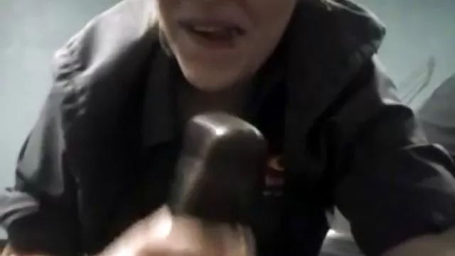 با اسباب بازی های استمناء ، یک چراغ قوه را در مقعد کاشته و زن حشري یک چراغ را روشن می کند