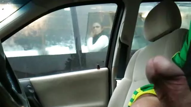 زیبایی یک کس حشری استریپتز داغ را با نوازشهای کوچک ترتیب داد