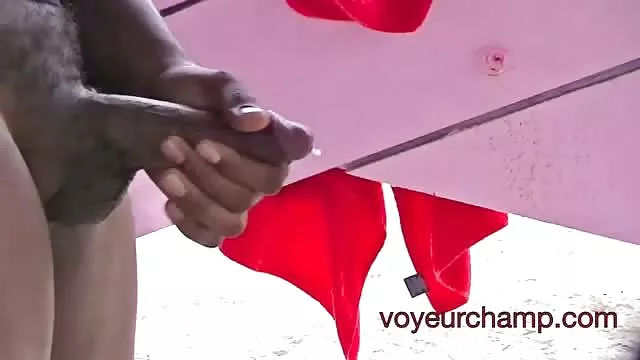 دوست دختران داف حشری جوان یک خروس چربی می خورد و در تقدیر آغشته می شود