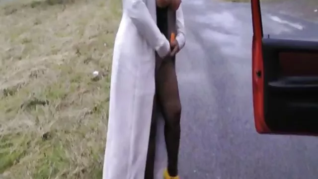 دختر جوان فروپاشیده پاهای خود را جلوی پیرمردی پهن كس حشري می کند