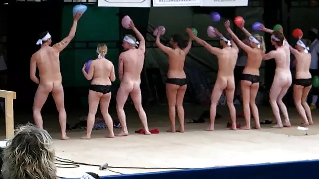 زن زیبا آسیایی که ماساژ را گاییدن حشری با روغن و مکیدن انجام می دهد