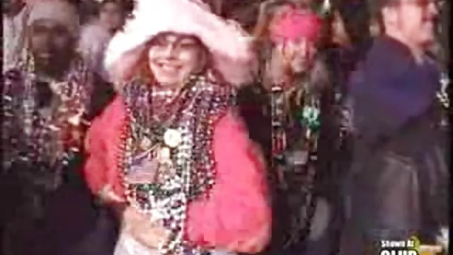 دیک بزرگ یک مرد سیاه پوست خوش تیپ مانند کارهای زوج حشری ساعت وارد گربه سبزه شد