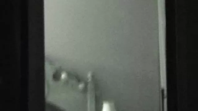 او تصاویرسکسی حشری یک لباس با سوراخ کشید و دو دهقان را اغوا کرد