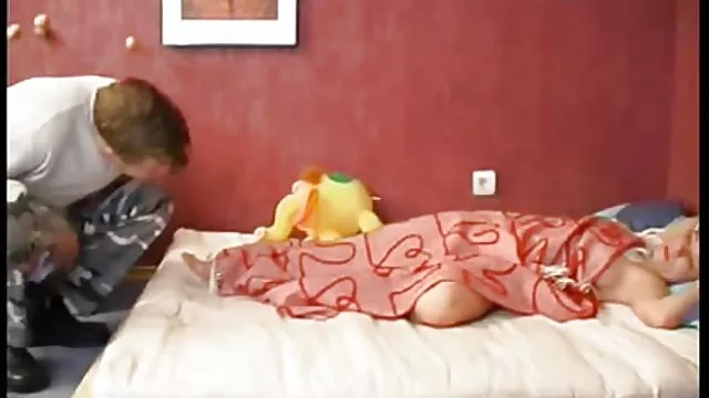 بمبشه دو پسر porn حشری را در مشاعره بزرگ mzhm اغوا کرد