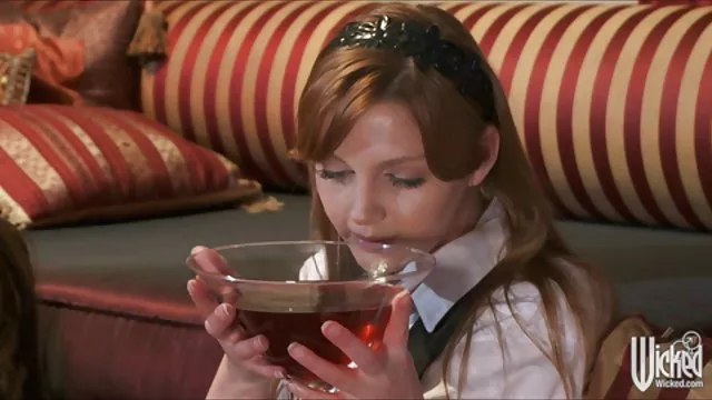 لاتینا porn حشری یک پسر در حیاط روی نیمکت را لگد می زند