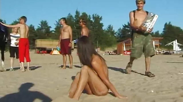 زن بالغ خود را از طریق نیروی سكسي حشري جاذبه برآورده می کند