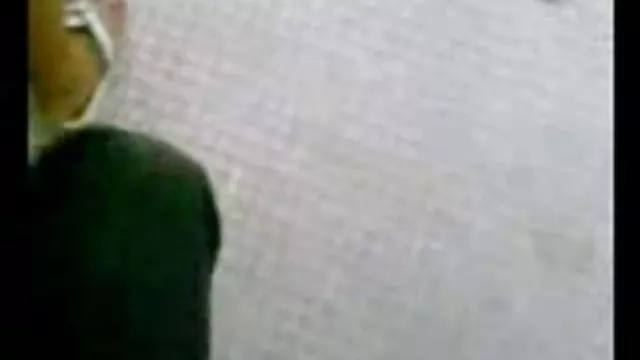 او چوب پنبه را بیرون آورد دافجنده و مقعد سختی درست کرد