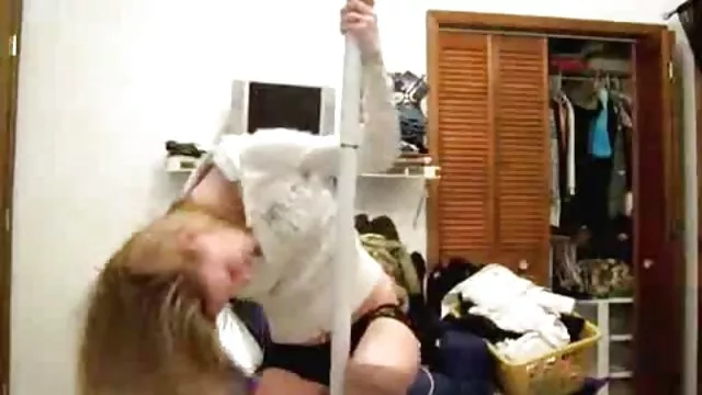 یک غریبه را در دوش نگه داشته و ماساژ حشری سکس را با عضله گرم کرد