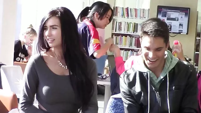 مردان بالغ ویدیو حشری دختران جوان را لعنتی می کنند