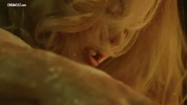 برهنگی ها در ساحل رابطه جنسی سکس مادر حشری دارند