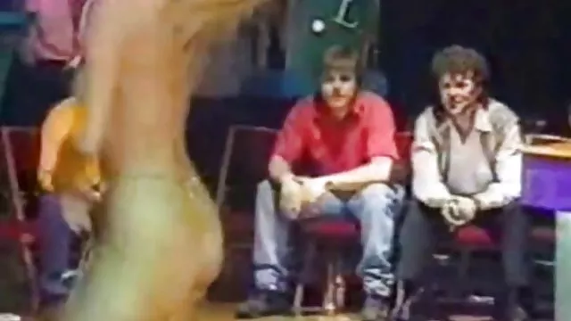 زیبایی گردن سکس زنهای حشری او را آزار داد ، اما بیدمشک خارش داشت