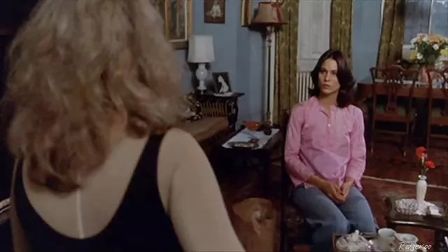 از دست كس حشري دادن عضلات آلت تناسلی بلند یک دختر زیبا