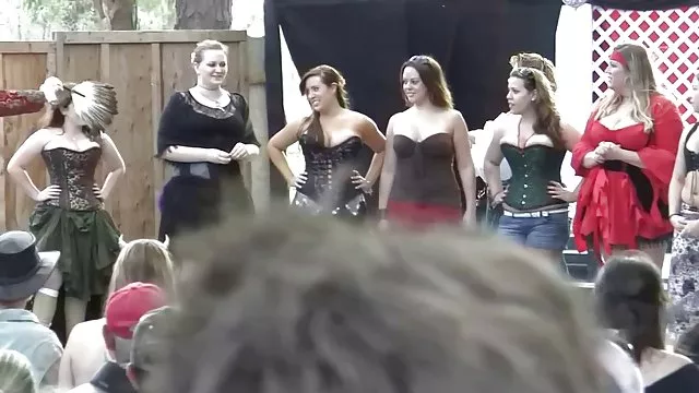 من روی یک عینک با یک كس حشري شاخه لعنتی دوربین در ایوان ضبط کردم