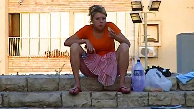 یک غریبه داخل حمام می شود و یک فیلم سکسی حشره بلوند را لگد می زند