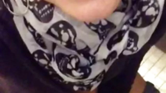 ماساژور عضو مشتری را مکید و او را سکس حشری زن کاشت