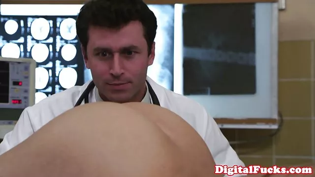 ارگاسم شدید حشریسکس و قوی از زبان و صورت